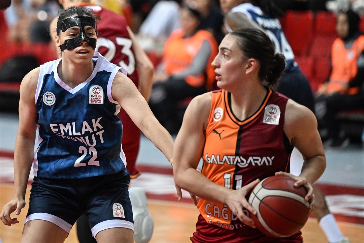 Kayseri'de düzenlenen 18. Erciyes Kupası Kadınlar Basketbol Turnuvası'nda Emlak Konut ile...