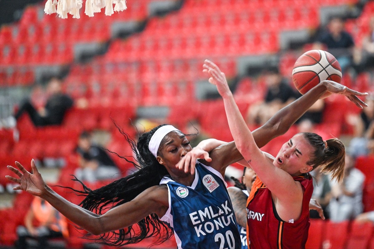 Kayseri'de düzenlenen 18. Erciyes Kupası Kadınlar Basketbol Turnuvası'nda Emlak Konut ile...