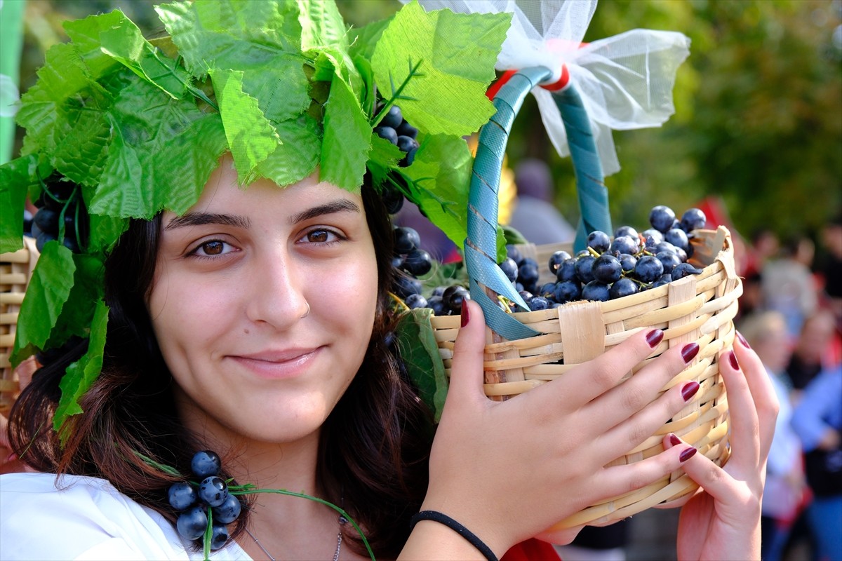 Kırklareli 15. Yayla, Bolluk, Bereket, Hasat ve Bağ Bozumu Şenlikleri başladı. Şenliklere katılan...