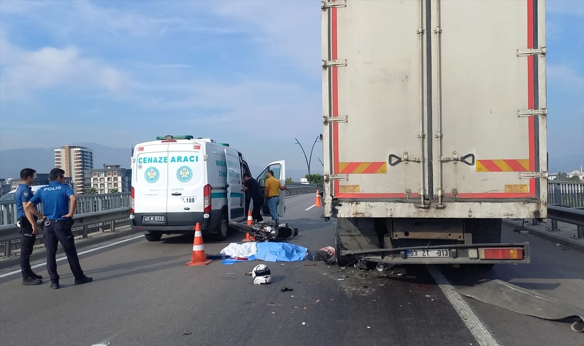 Manisa'nın Yunusemre ilçesinde, kamyona çarpan motosikletteki sürücü hayatını kaybetti. Olay...