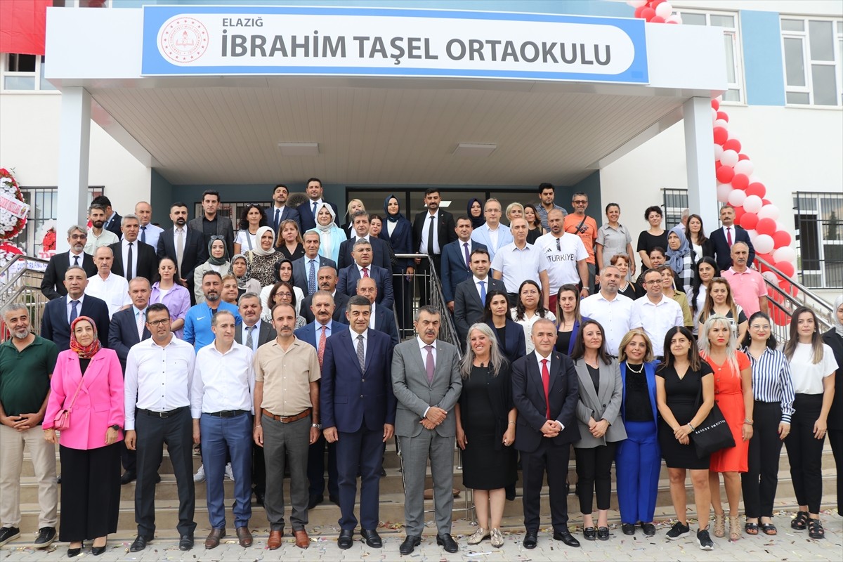 Milli Eğitim Bakanı Yusuf Tekin, Elazığ'da İbrahim Taşel Ortaokulu açılışı törenine...