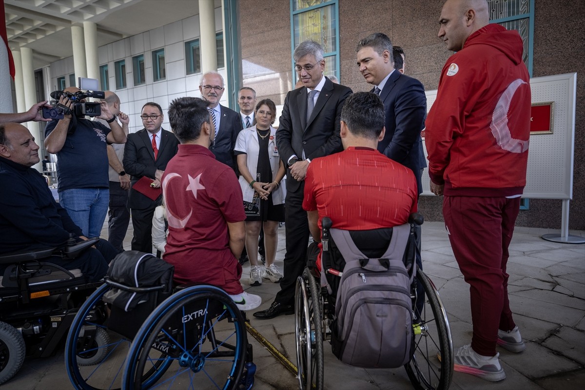 Sağlık Bakanı Kemal Memişoğlu, 19 Eylül Gaziler Günü dolayısıyla, Sağlık Bilimleri Üniversitesi...