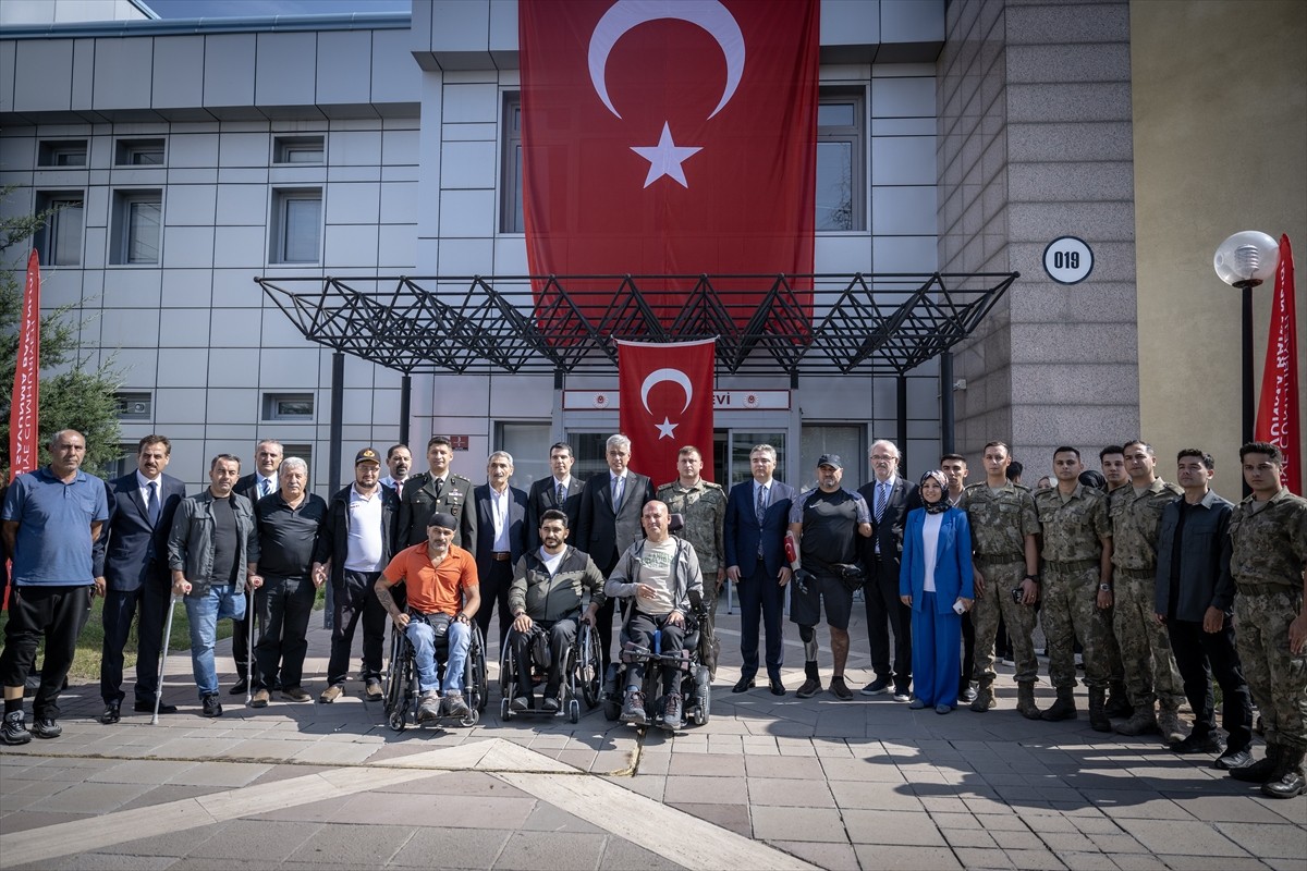 Sağlık Bakanı Kemal Memişoğlu, 19 Eylül Gaziler Günü dolayısıyla, Sağlık Bilimleri Üniversitesi...