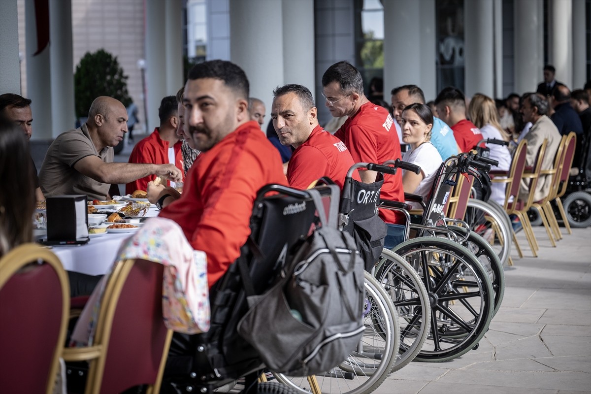 Sağlık Bakanı Kemal Memişoğlu, 19 Eylül Gaziler Günü dolayısıyla, Sağlık Bilimleri Üniversitesi...