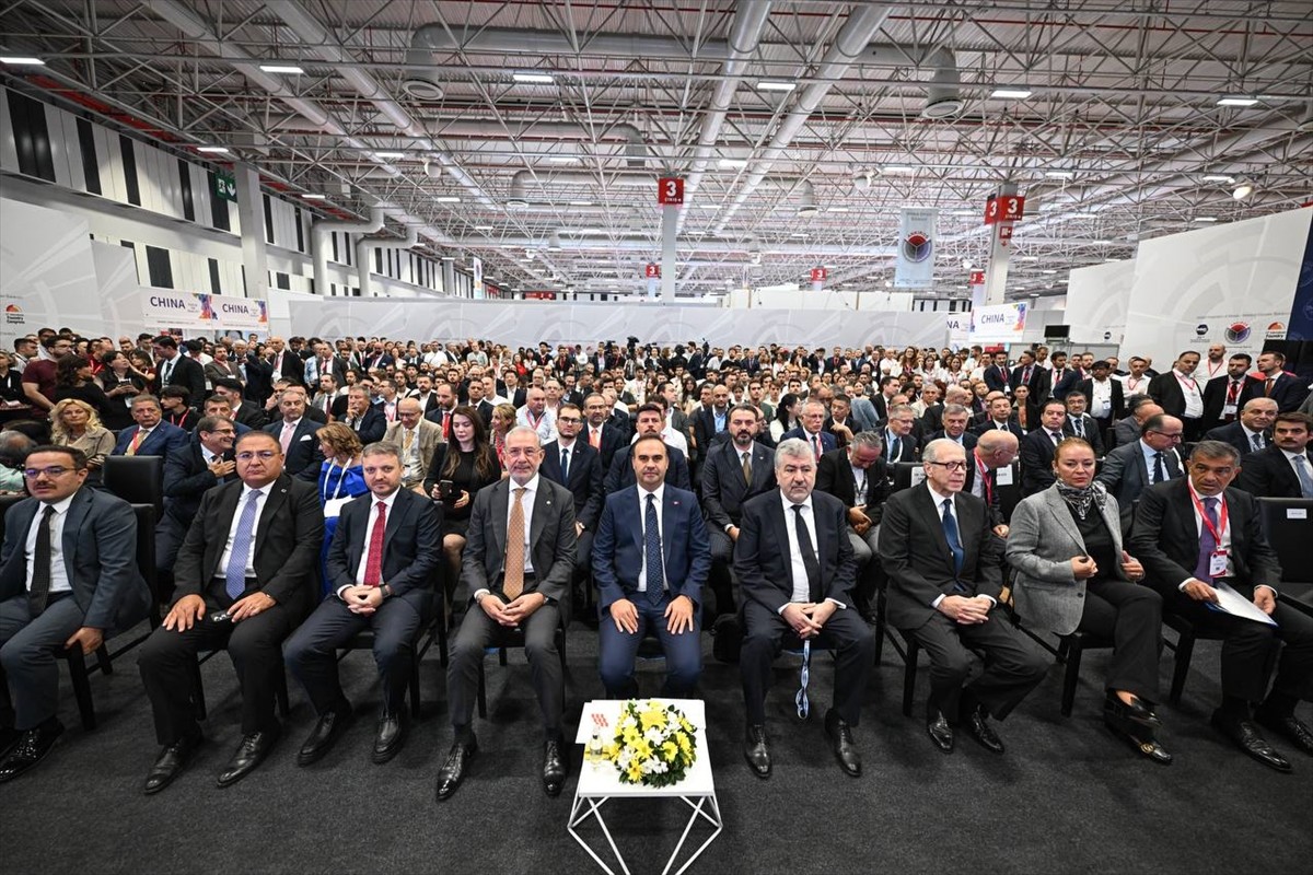 Sanayi ve Teknoloji Bakanı Mehmet Fatih Kacır (ortada), İstanbul Fuar Merkezi'nde (İFM) düzenlenen...