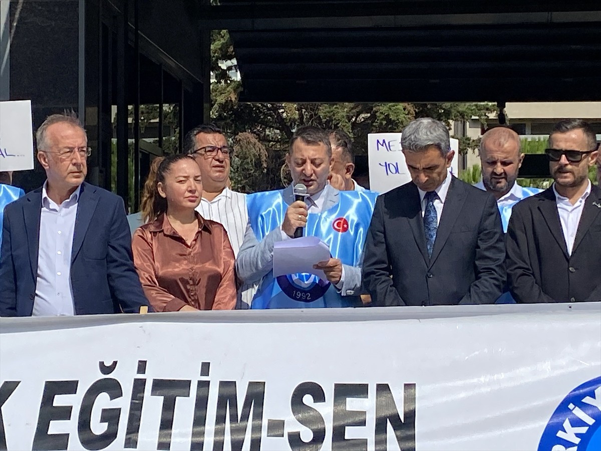 Türk Eğitim-Sen üyesi bir grup, üniversitelerde personel servislerinin kaldırılmasını protesto...