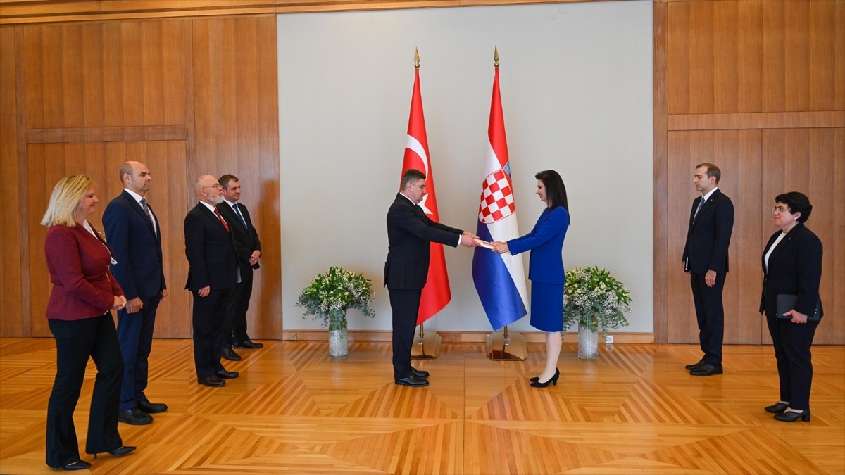 Türkiye'nin Zagreb Büyükelçisi Hayriye Nurdan Erpulat Altuntaş, Hırvatistan Cumhurbaşkanı Zoran...