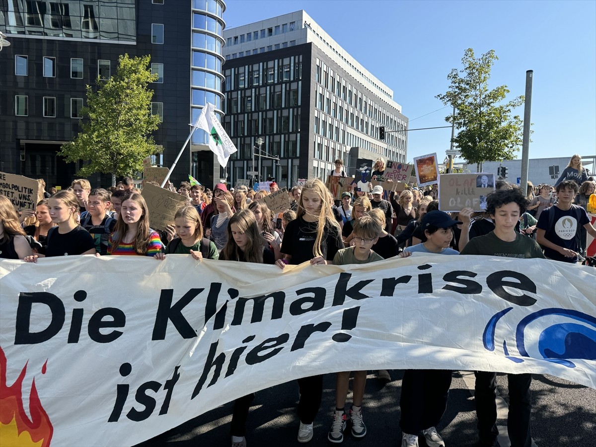 Almanya'nın başkenti Berlin'de toplanan çevreciler, iklim değişikliği ve küresel ısınmaya dikkat...