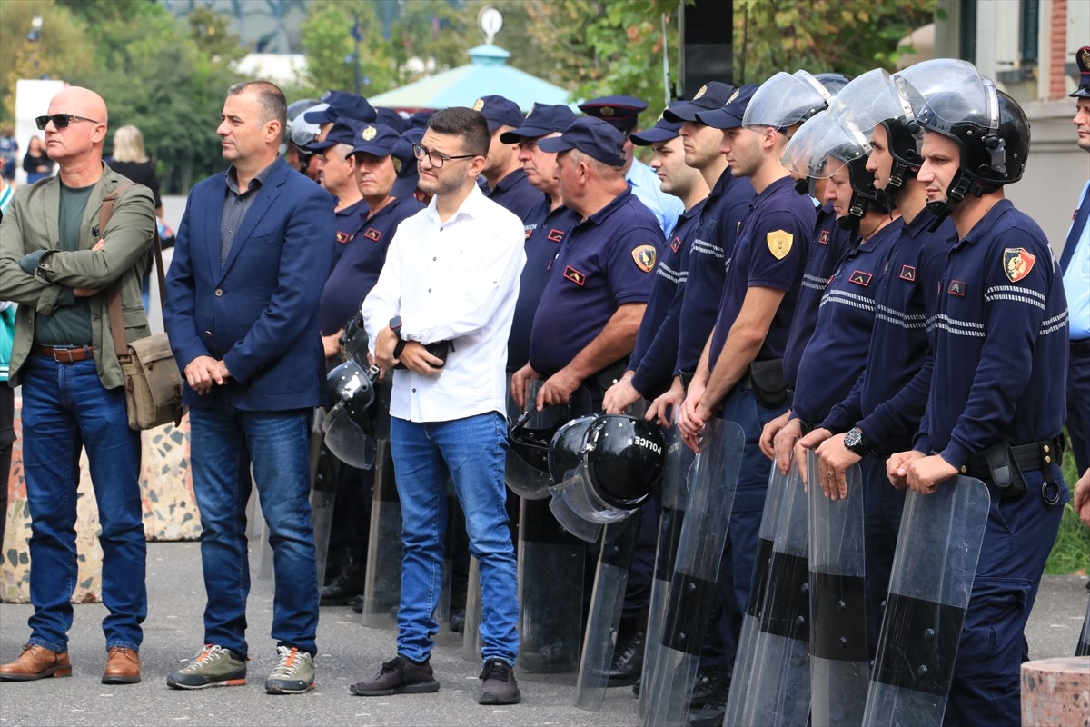 Arnavutluk'un başkenti Tiran'da belediyedeki yolsuzluk iddialarına yönelik protestolar sürerken...