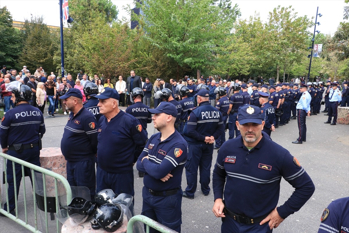 Arnavutluk'un başkenti Tiran'da belediyedeki yolsuzluk iddialarına yönelik protestolar sürerken...