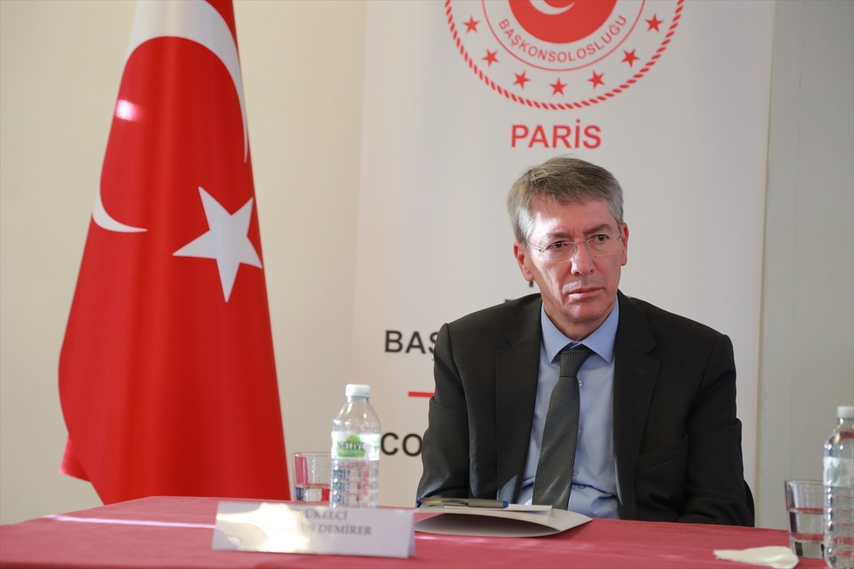 Çalışma ve Sosyal Güvenlik Bakanı Vedat Işıkhan, Fransa'nın başkenti Paris'te Türk vatandaşlarıyla...