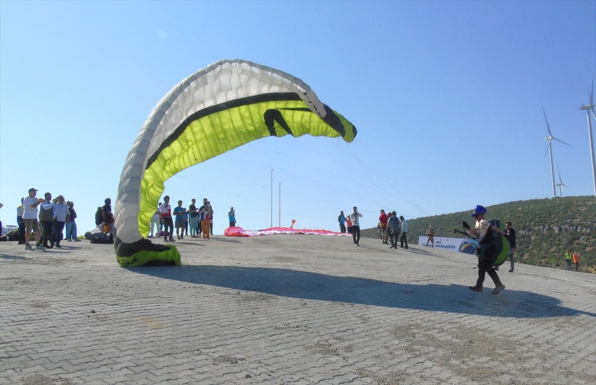 Gaziantep'in Nurdağı ilçesinde düzenlenen Yamaç Paraşütü Festivali başladı.