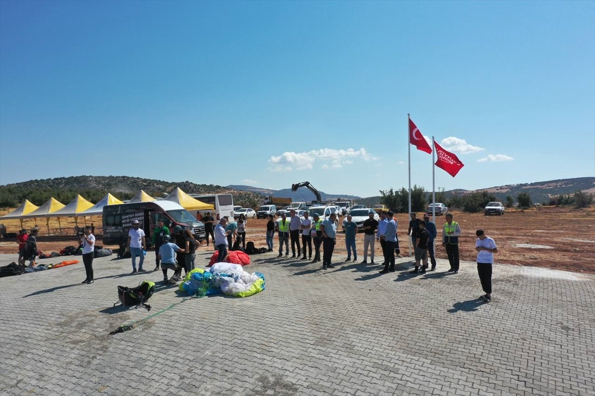 Gaziantep'in Nurdağı ilçesinde düzenlenen Yamaç Paraşütü Festivali başladı.