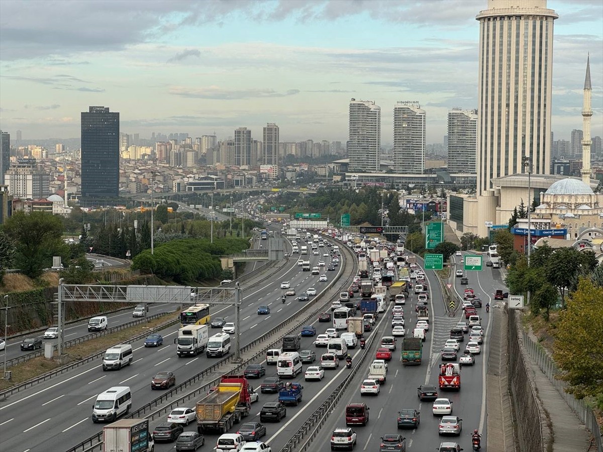 İstanbul'da haftanın son mesai gününde, sabah saatlerinde TEM Otoyolu Bağcılar mevkii Edirne...