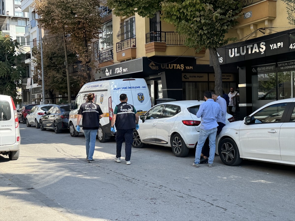 İzmir'in Buca ilçesinde çıkan bıçaklı kavgada yaralanan kişi, kaldırıldığı hastanede hayatını...