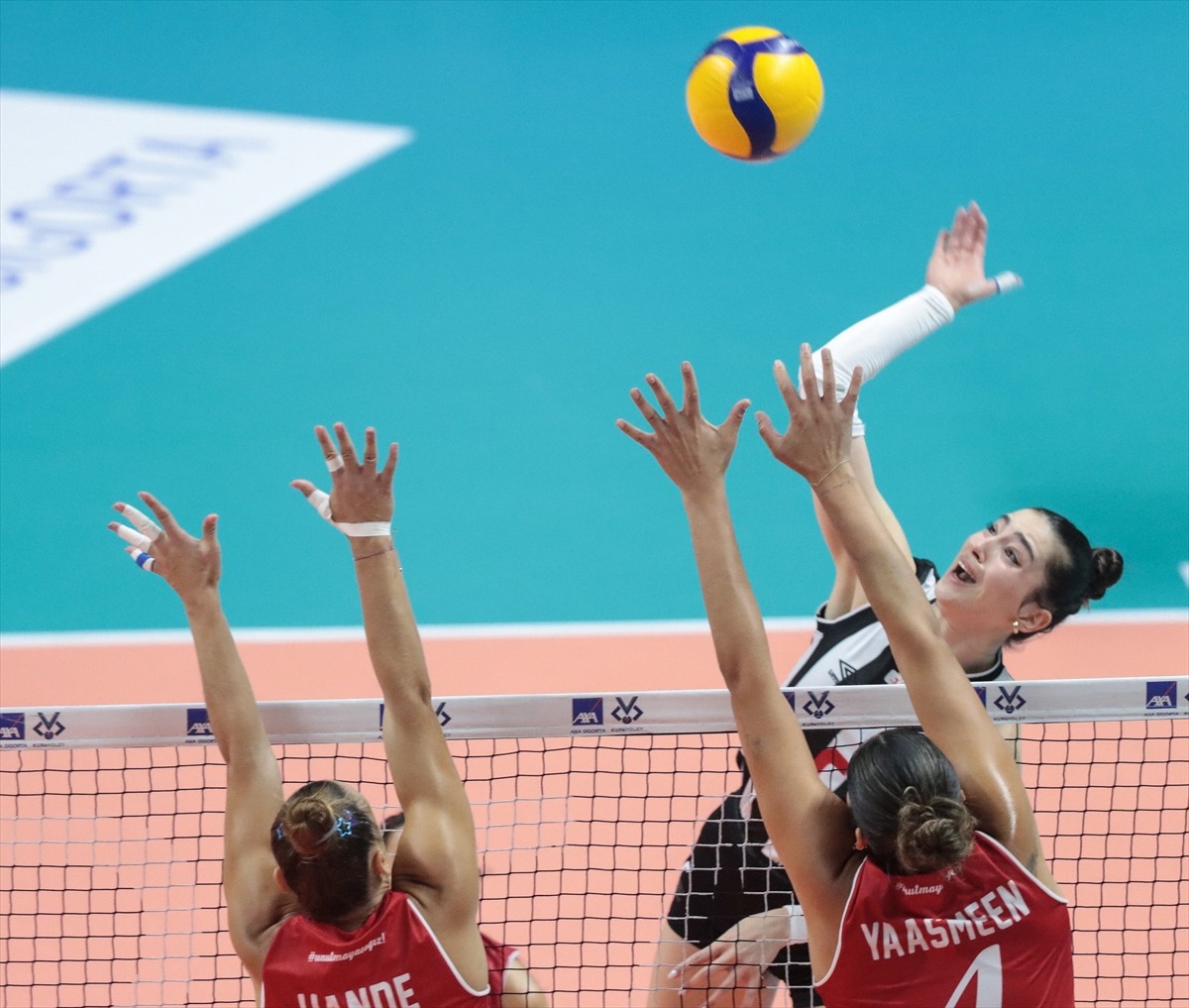 Kadınlar Kupa Voley 3. Grup mücadelesinde Keçiören Belediyesi Sigorta Shop ile Beşiktaş Cengiz...