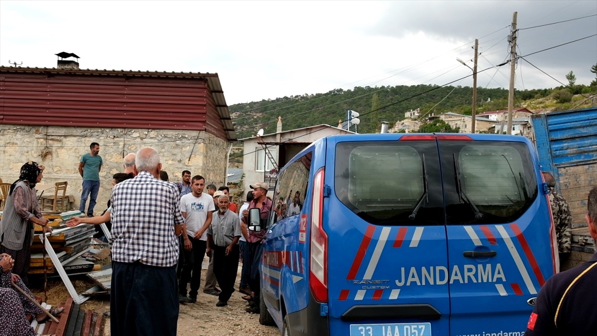 Mersin'in Mut ilçesinde tartıştıkları kişi tarafından av tüfeğiyle vurulan aynı aileden 3 kişi...