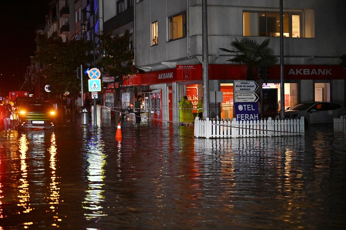 Trabzon'un Arsin ve Araklı ilçesinde sağanak hayatı olumsuz etkiledi. İl genelinde aralıklarla...