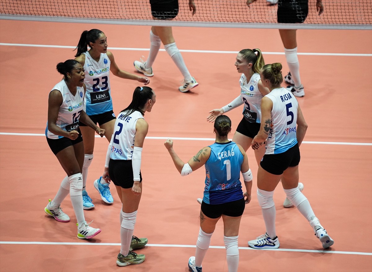 AXA Sigorta Kadınlar Kupa Voley 2. Grup ilk maçında Nilüfer Belediyesi Eker ile Aydın Büyükşehir...