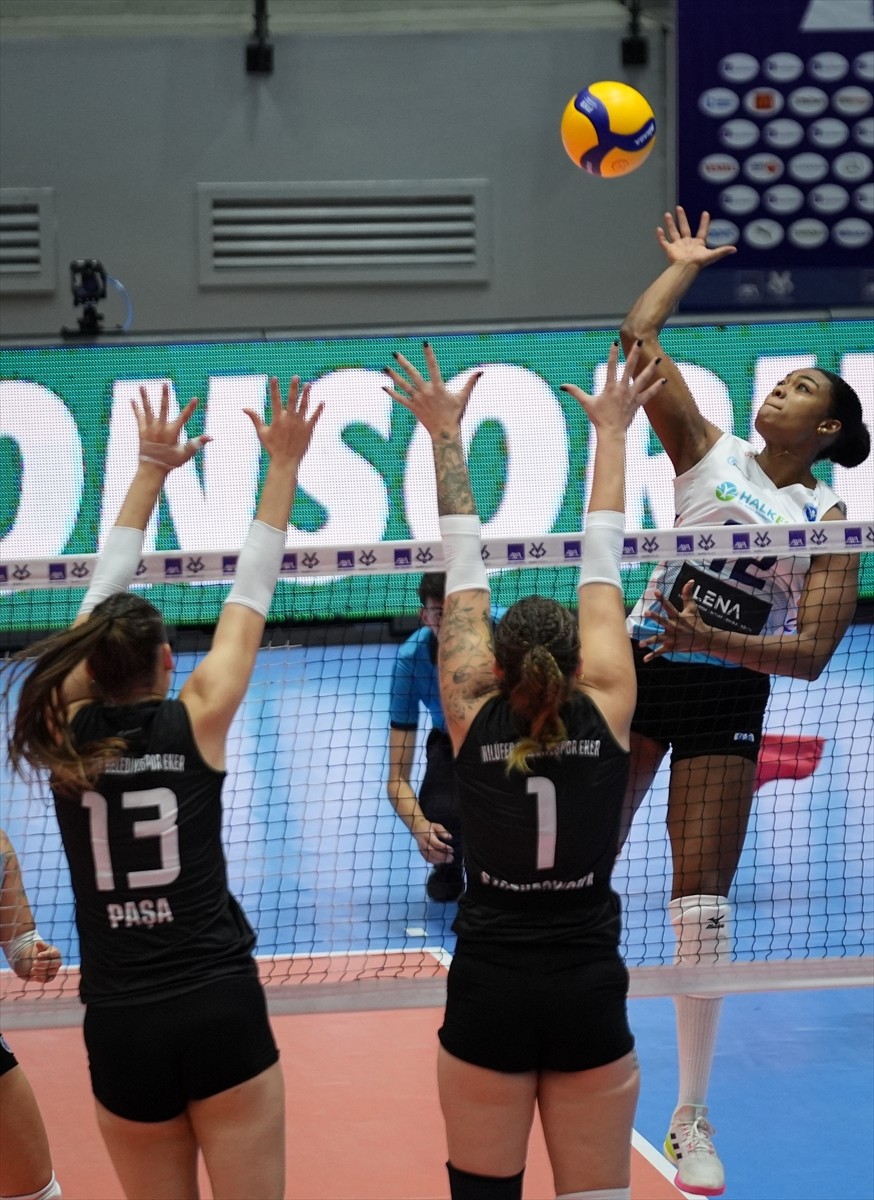 AXA Sigorta Kadınlar Kupa Voley 2. Grup ilk maçında Nilüfer Belediyesi Eker ile Aydın Büyükşehir...