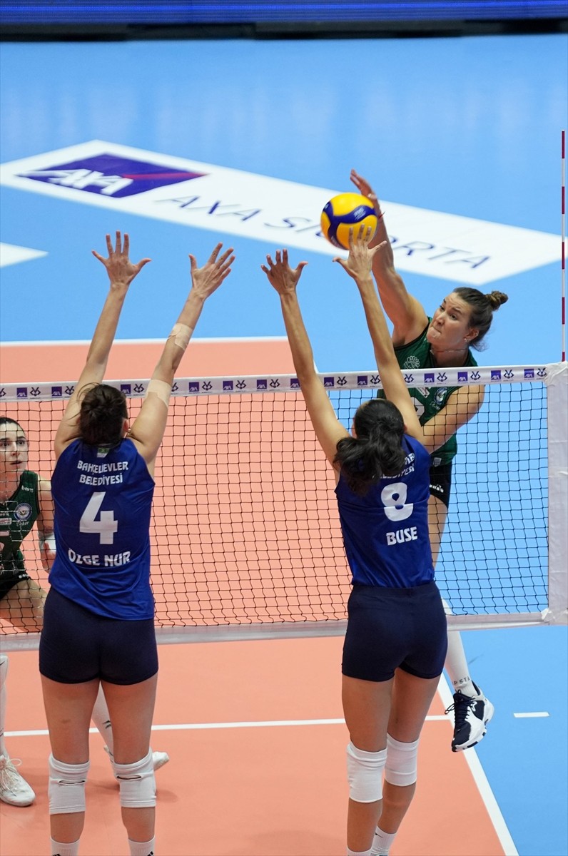 AXA Sigorta Kadınlar Kupa Voley maçında Bahçelievler Belediyespor ile Nilüfer Belediyesi Eker...