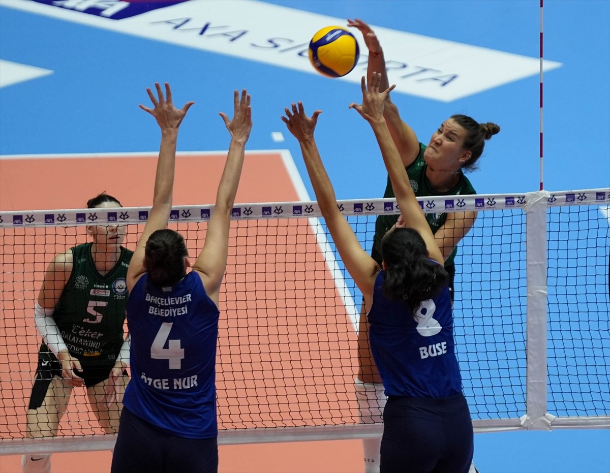 AXA Sigorta Kadınlar Kupa Voley maçında Bahçelievler Belediyespor ile Nilüfer Belediyesi Eker...