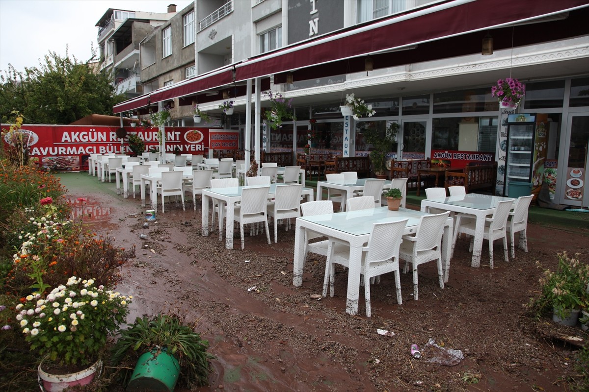 Bitlis'in Ahlat ilçesinde etkili olan sağanak, sel ve taşkınlara neden oldu. Birçok mahallede...