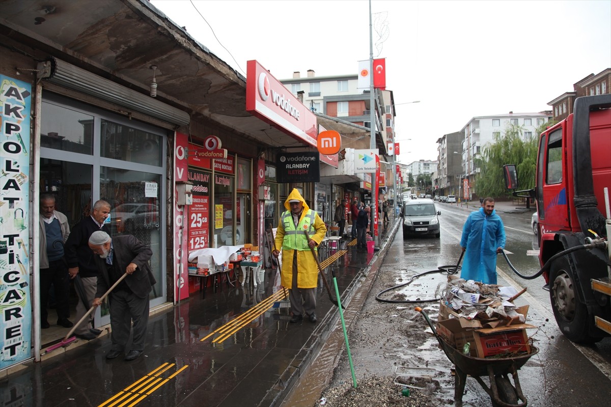 Bitlis'in Ahlat ilçesinde etkili olan sağanak, sel ve taşkınlara neden oldu. Birçok mahallede...