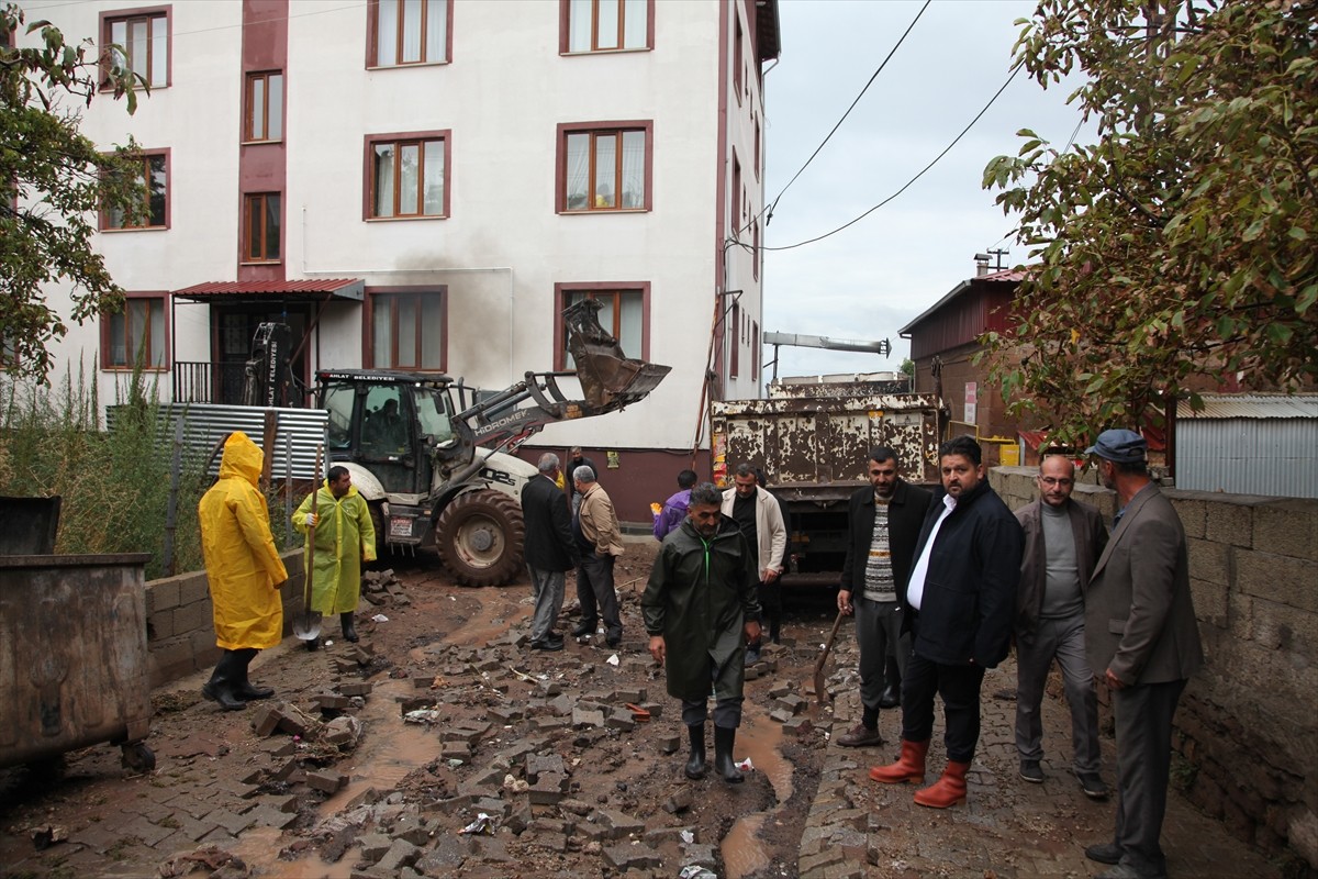 Bitlis'in Ahlat ilçesinde etkili olan sağanak, sel ve taşkınlara neden oldu. Birçok mahallede...