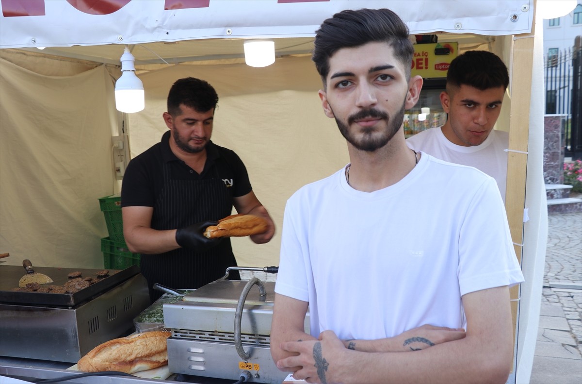 Elazığ'da düzenlenen "6. Geleneksel Salçalı Köfte ve Gastronomi Festivali" başladı. Lokantacılar...