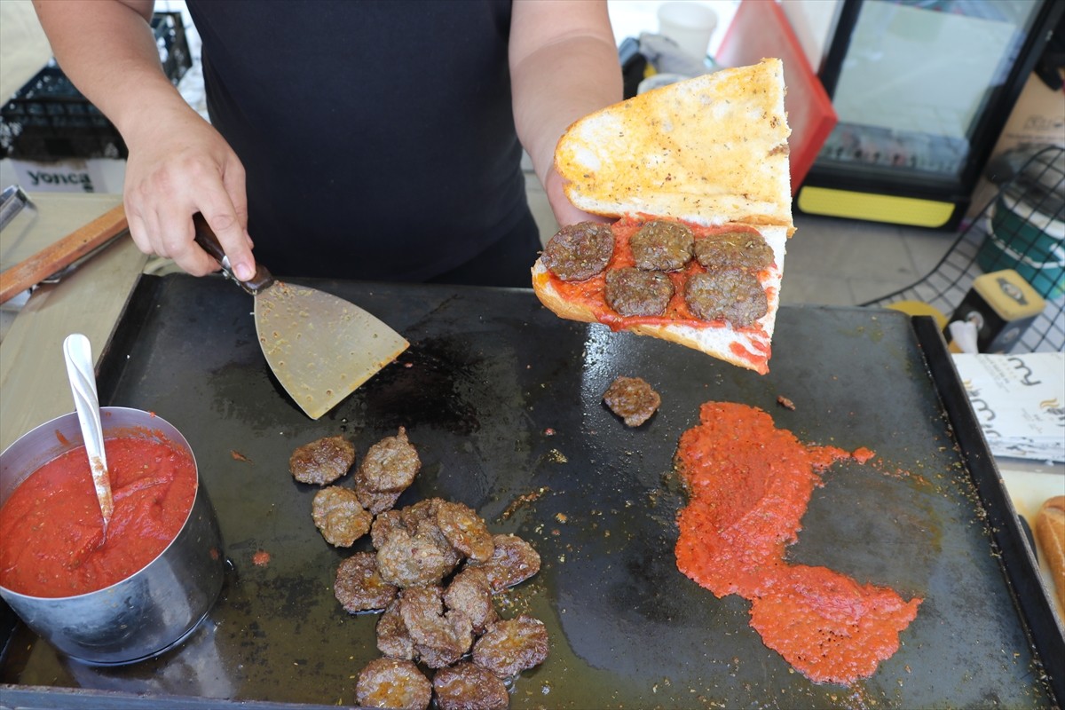 Elazığ'da düzenlenen "6. Geleneksel Salçalı Köfte ve Gastronomi Festivali" başladı. Lokantacılar...