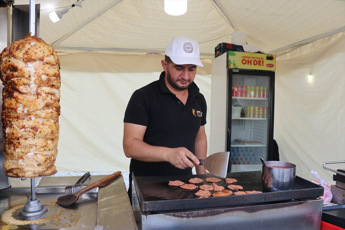 Elazığ'da düzenlenen "6. Geleneksel Salçalı Köfte ve Gastronomi Festivali" başladı. Lokantacılar...