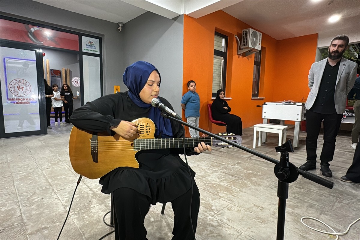 Elazığ'ın Akçakiraz Beldesi'ndeki gençlik merkezi bünyesinde açılan piyano, gitar, keman ve saz...