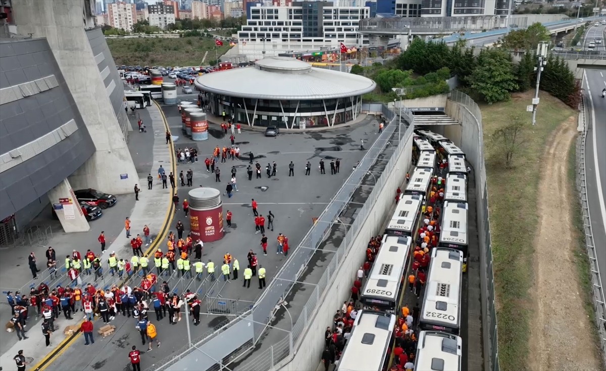 Galatasaraylı taraftarlar, Trendyol Süper Lig'in 6. haftasında Fenerbahçe ile deplasmanda...