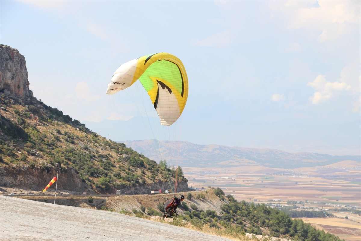 Gaziantep'in Nurdağı ilçesinde düzenlenen Yamaç Paraşütü Festivali devam ediyor. Gaziantep...