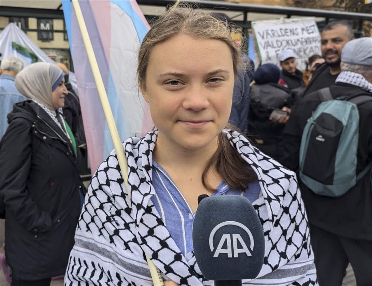 İsveç'in başkenti Stockholm'de yaklaşık 5 bin kişi, İsrail'i protesto etmek ve Filistin'e destek...