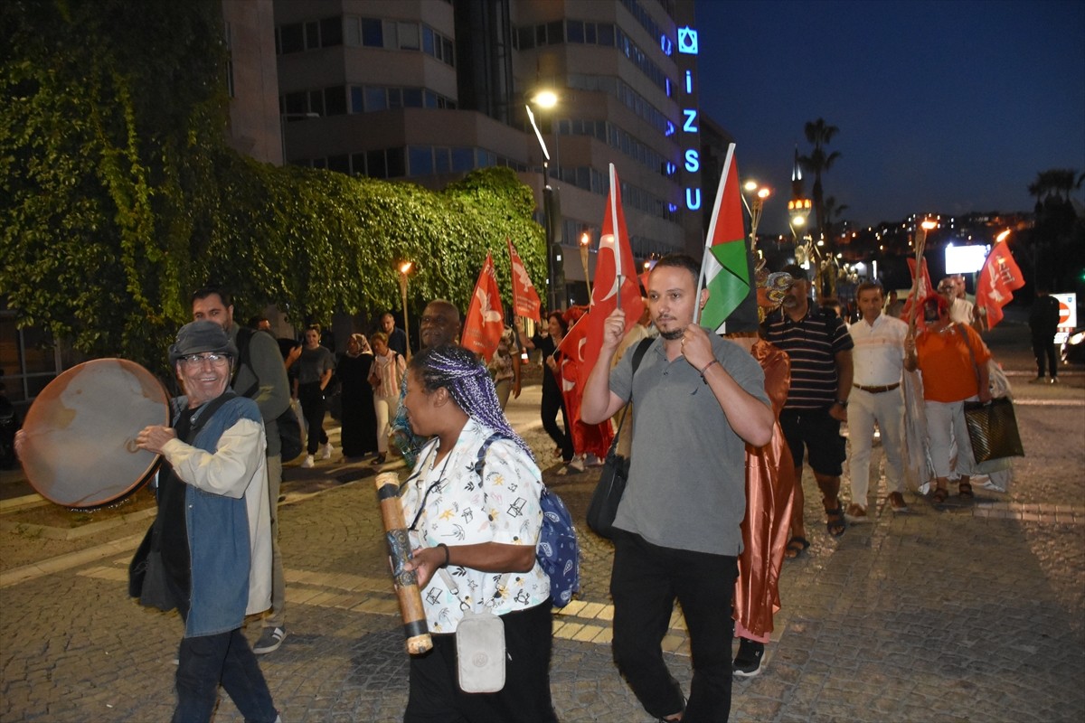 İzmir'de, 21 Eylül Dünya Barış Günü kapsamında Uluslararası Aktivist Sanatçılar Birliği (UASB)...