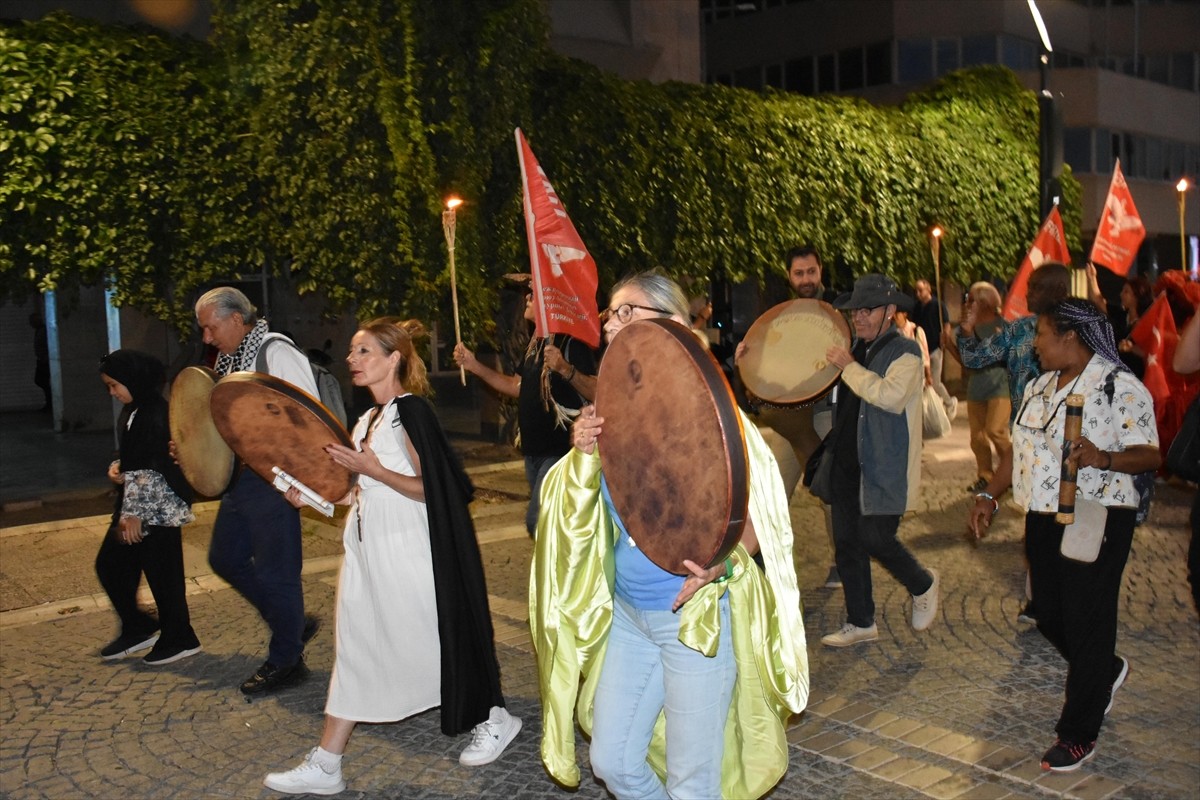 İzmir'de, 21 Eylül Dünya Barış Günü kapsamında Uluslararası Aktivist Sanatçılar Birliği (UASB)...