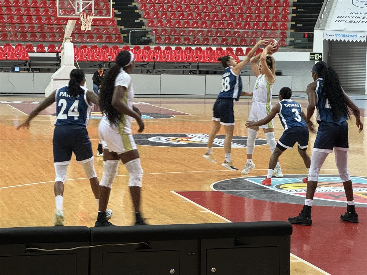 Kayseri'de düzenlenen 18. Erciyes Kupası Kadınlar Basketbol Turnuvası'nda, Emlak Konut ile...