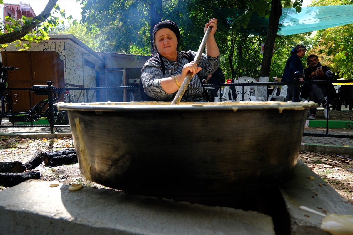 Kırklareli "15. Yayla, Bolluk, Bereket, Hasat ve Bağ Bozumu Şenlikleri" kapsamında köylü kadınlar...