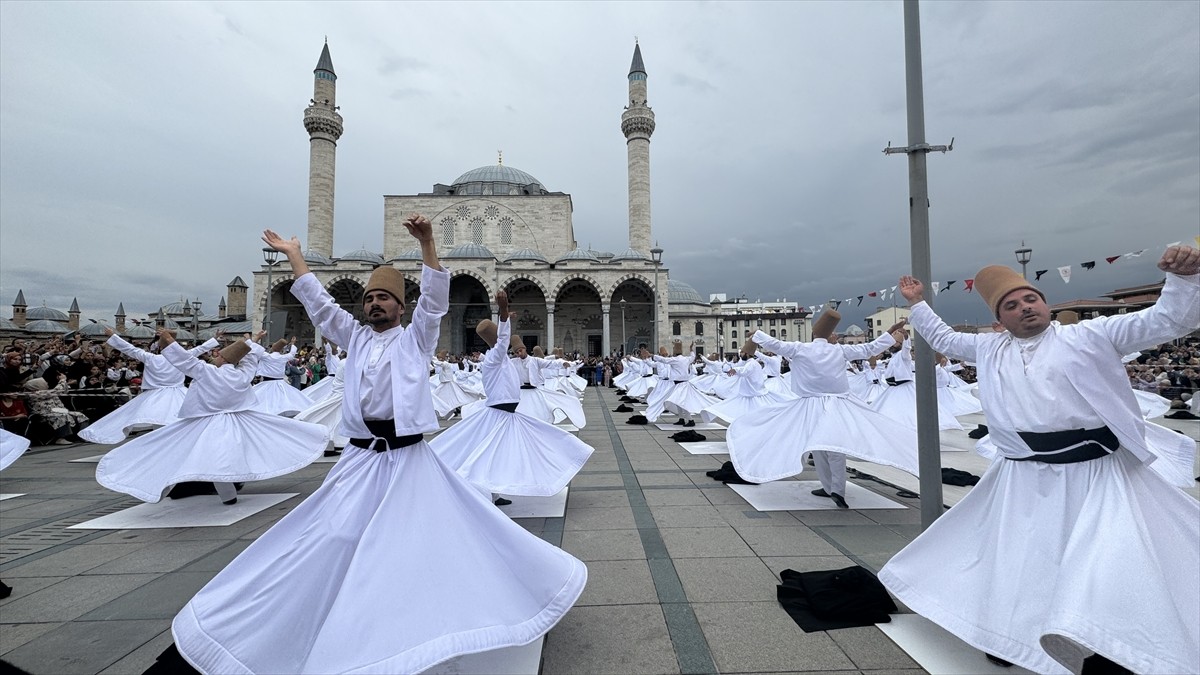 Konya'da düzenlenen 21. Uluslararası Konya Mistik Müzik Festivali'nin açılışında 99 semazen sema...