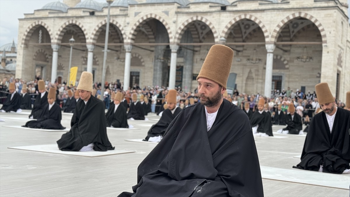 Konya'da düzenlenen 21. Uluslararası Konya Mistik Müzik Festivali'nin açılışında 99 semazen sema...