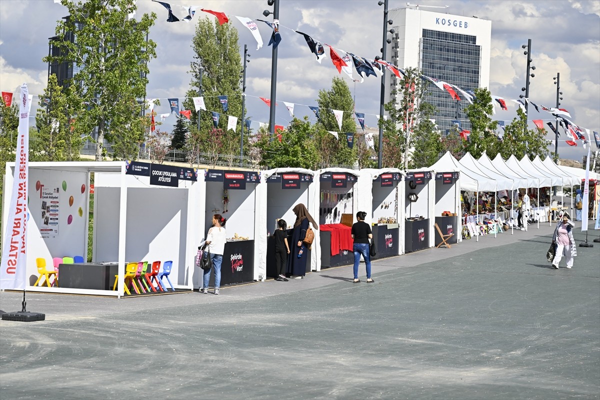 Kültür Yolu Festivali etkinlikleri kapsamında Başkent Millet Bahçesi'nde geleneksel el sanatları...