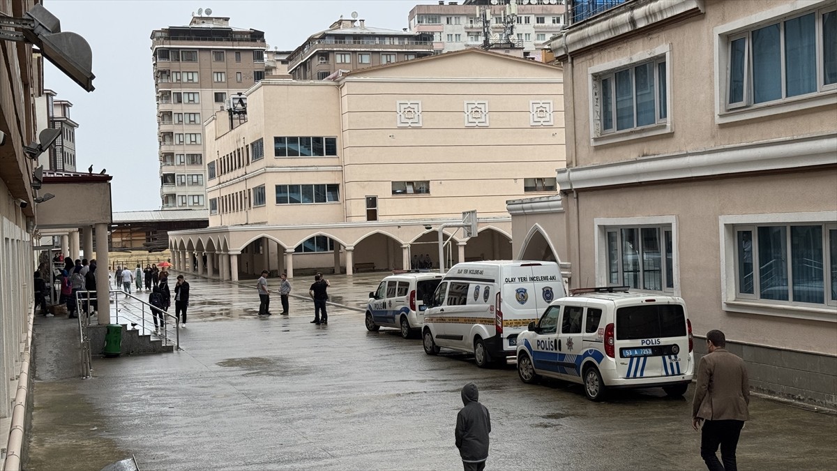 Rize'de okulun dördüncü katından merdiven boşluğuna düşen 8. sınıf öğrencisi öldü.