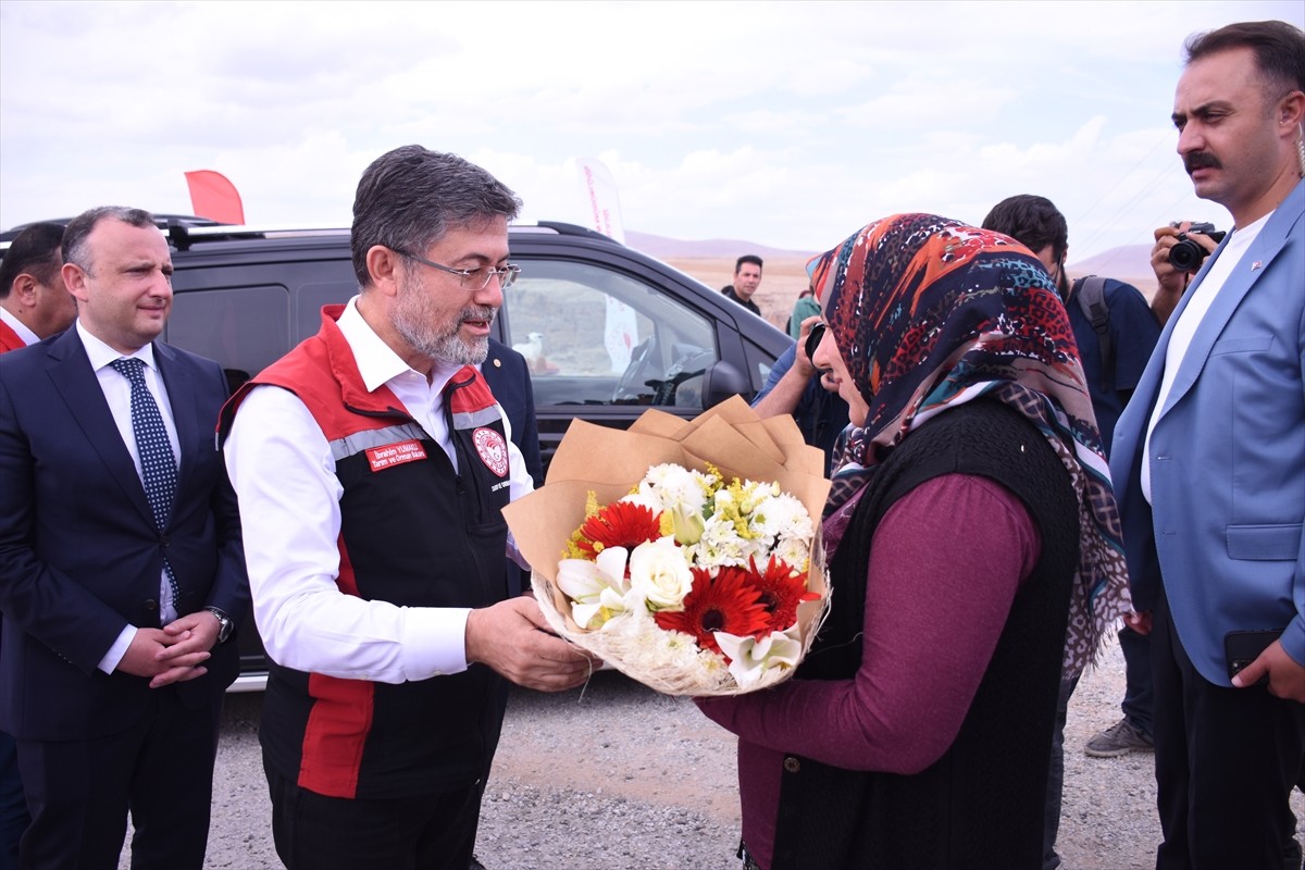 Tarım ve Orman Bakanı İbrahim Yumaklı, çeşitli programlar için geldiği Karaman'da elma hasadına...