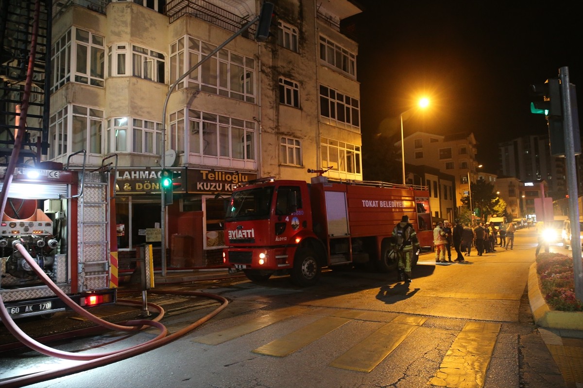 Tokat'ta yangın çıkan apartmanda hasar oluştu.