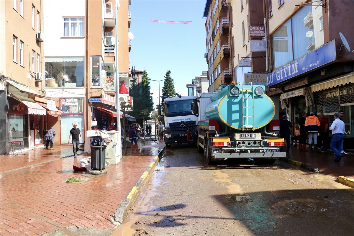 Trabzon'da dün akşam saatlerinde etkili olan sağanağın ardından taşkın ve heyelan meydana gelen...