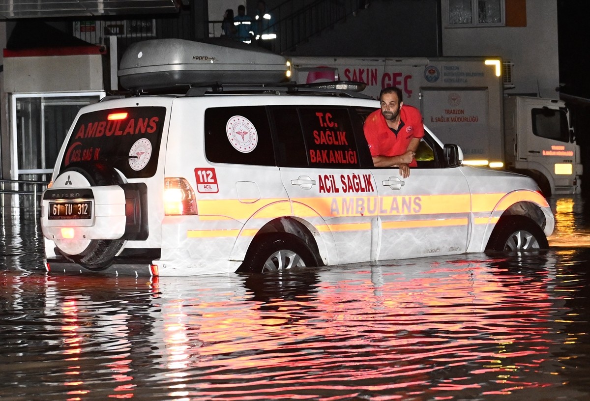 Trabzon'un Arsin, Araklı ve Sürmene ilçesinde sağanak hayatı olumsuz etkiledi.  Araklı ilçesinde...