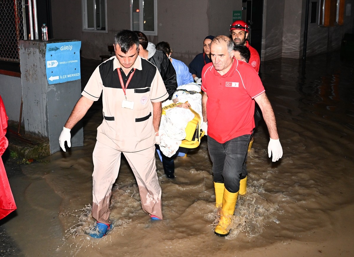 Trabzon'un Arsin, Araklı ve Sürmene ilçesinde sağanak hayatı olumsuz etkiledi.  Araklı ilçesinde...