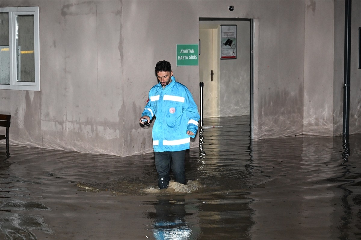 Trabzon'un Arsin, Araklı ve Sürmene ilçesinde sağanak hayatı olumsuz etkiledi.  Araklı ilçesinde...